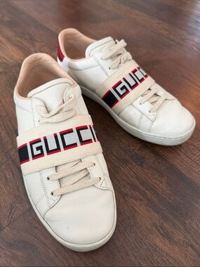 Gucci Kids Off-White Leather Sneakers with Red & Navy Logo Strap